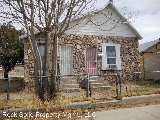 1002 Edith Blvd SE in Albuquerque, NM - Foto de edificio - Building Photo