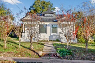 304 W Vulcan St in Brenham, TX - Building Photo