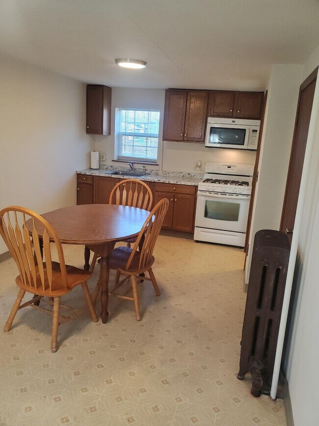 374 Broad St in Bristol, CT - Foto de edificio - Building Photo