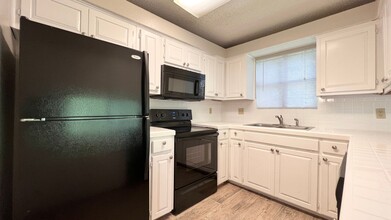 9201 Simmons Rd in Austin, TX - Building Photo - Building Photo