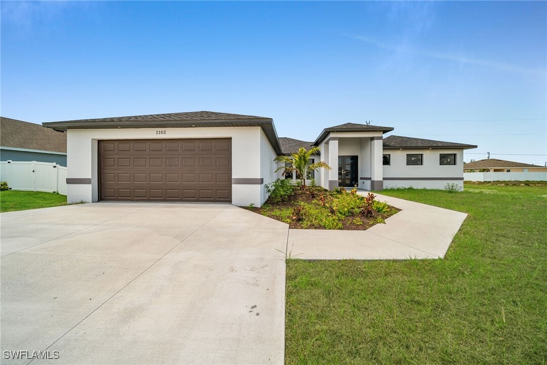 1102 Santa Barbara Blvd N in Cape Coral, FL - Building Photo