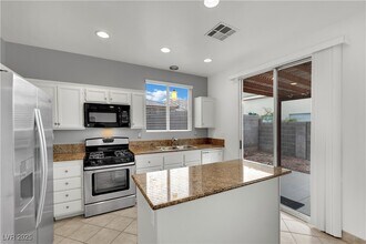 10316 Neopolitan Pl in Las Vegas, NV - Building Photo - Building Photo