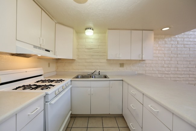 Sunrise Villa Apartments in Albuquerque, NM - Building Photo - Interior Photo