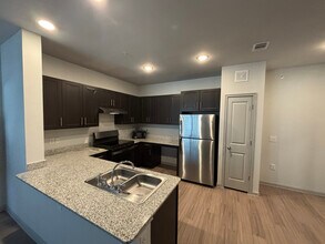 950 FM2001 in Buda, TX - Foto de edificio - Building Photo