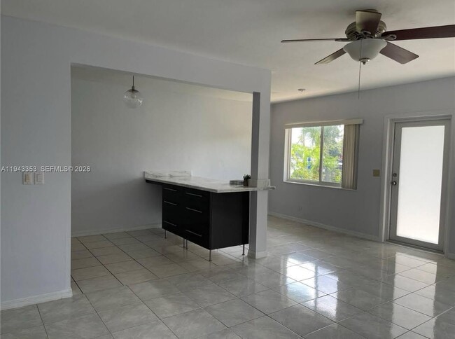 455 Golden Isles Dr in Hallandale Beach, FL - Building Photo - Building Photo