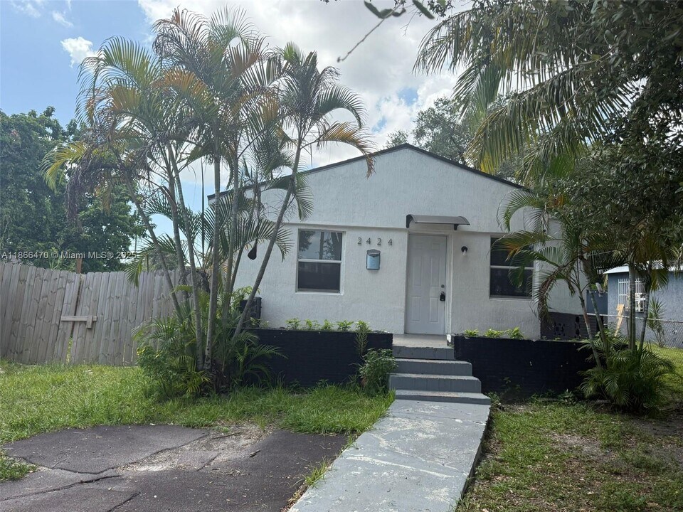 2424 NW 44th St in Miami, FL - Building Photo