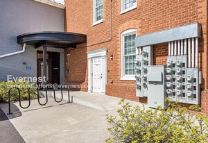 6 S Harvie St in Richmond, VA - Building Photo