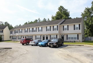 Colonial Park in Hinesville, GA - Building Photo - Building Photo