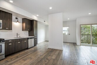 2976 Ripple Pl-Unit -204 in Los Angeles, CA - Building Photo - Building Photo