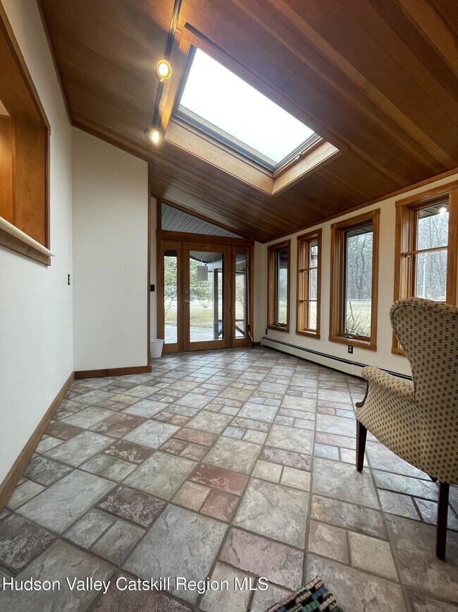 5262 NY-28 in Mount Tremper, NY - Building Photo - Building Photo