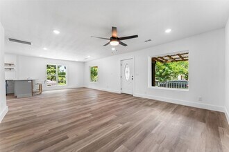 2730 Gladstone Dr in Dallas, TX - Foto de edificio - Building Photo