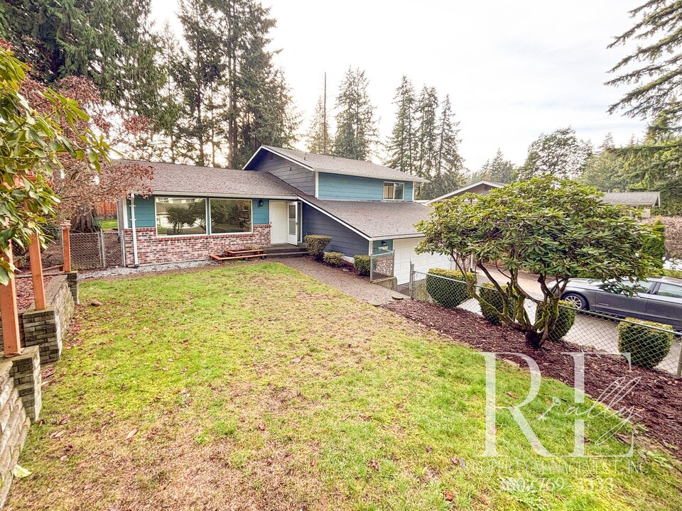 2672 SE Chasewood Ct in Port Orchard, WA - Building Photo