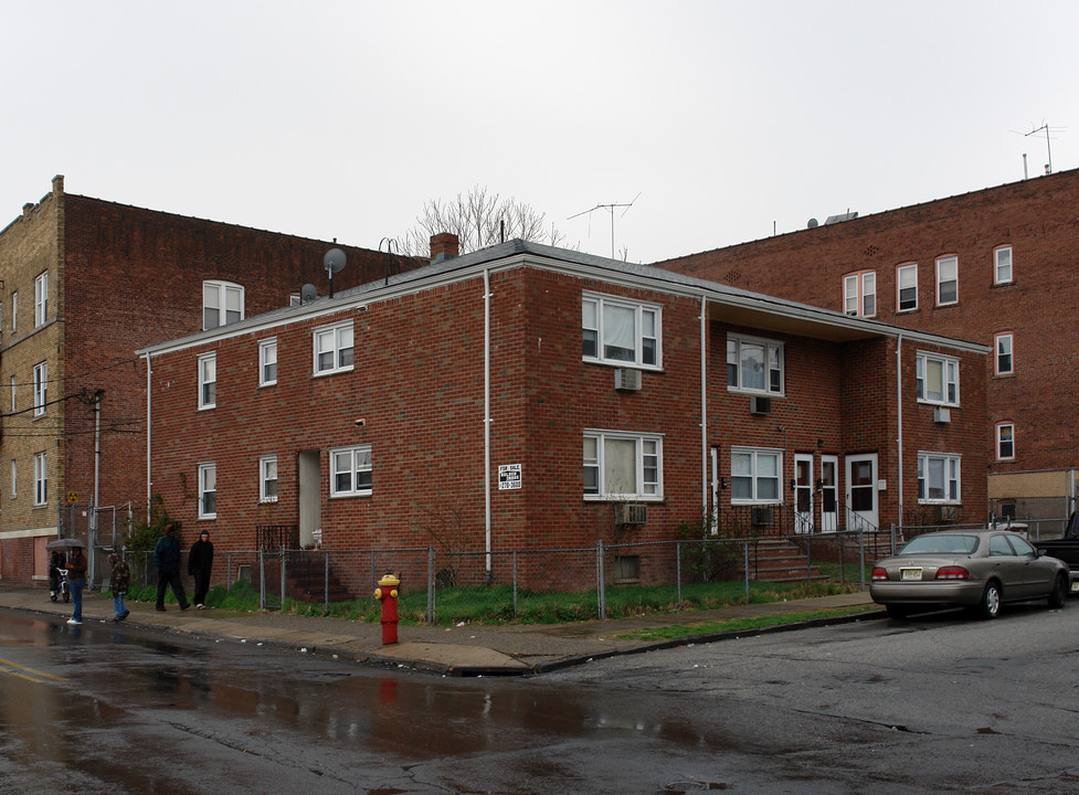 614 E 18th St in Paterson, NJ - Building Photo