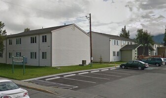 424 E Dogwood Ave in Palmer, AK - Building Photo
