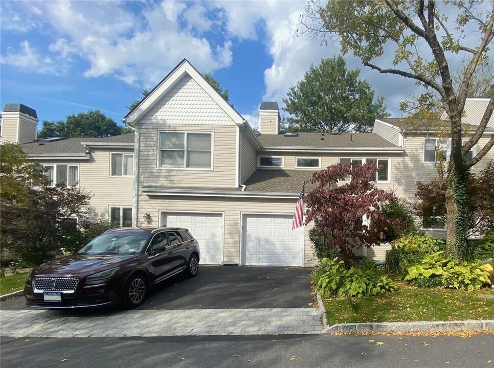 136 Winchester Dr in Yonkers, NY - Building Photo