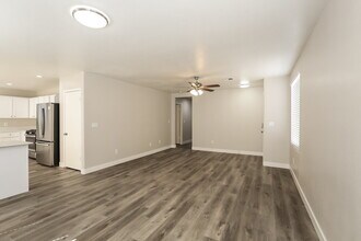 523 Roberta Alecia Ave in North Las Vegas, NV - Building Photo - Building Photo