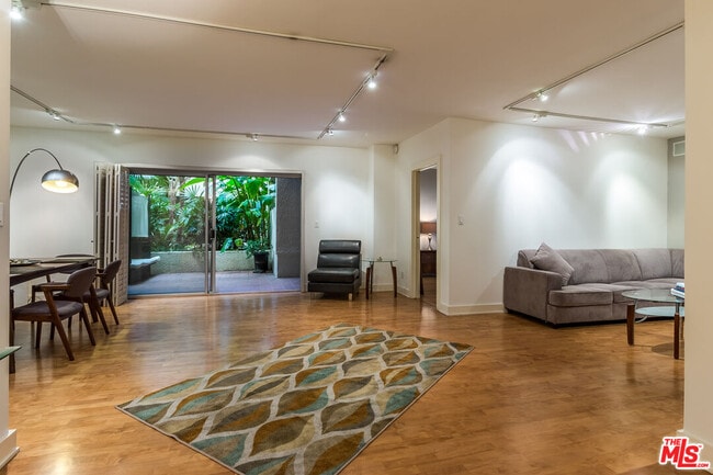 1131 Alta Loma Rd in West Hollywood, CA - Building Photo - Building Photo