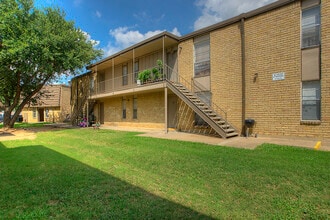 Bear Creek Apartments in Euless, TX - Foto de edificio - Building Photo