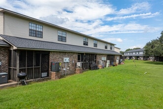 Castlewood Townhouses in Charleston, SC - Building Photo - Building Photo