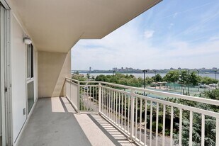 1055 River Rd in Edgewater, NJ - Building Photo