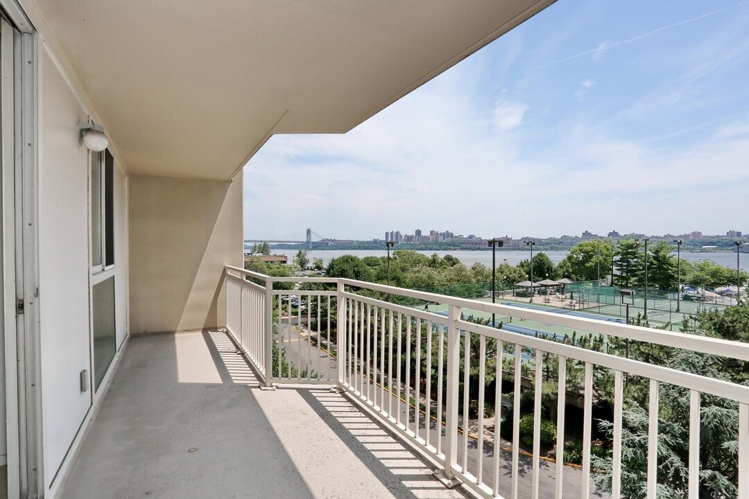 1055 River Rd in Edgewater, NJ - Building Photo