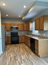 7614 Melody Cir E in Fort Wayne, IN - Foto de edificio - Building Photo