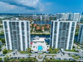 3675 N Country Club Dr, Unit 5 in Aventura, FL - Building Photo
