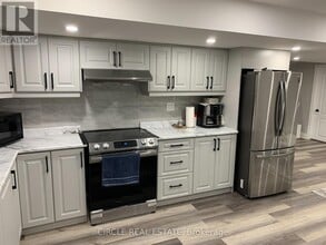 11 Mendoza Dr in Brampton, ON - Building Photo - Building Photo