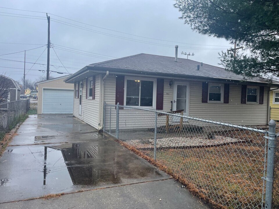 4 Melody Ln in Springfield, IL - Building Photo