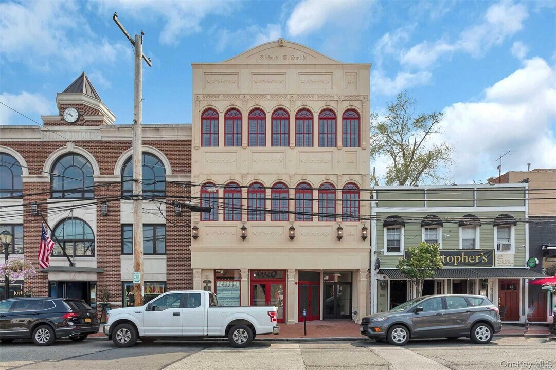 10 Wall St in Huntington, NY - Building Photo