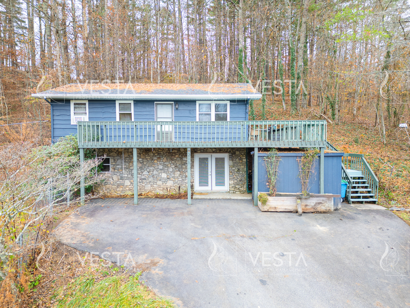 211 Old Gibbs Rd in Weaverville, NC - Foto de edificio