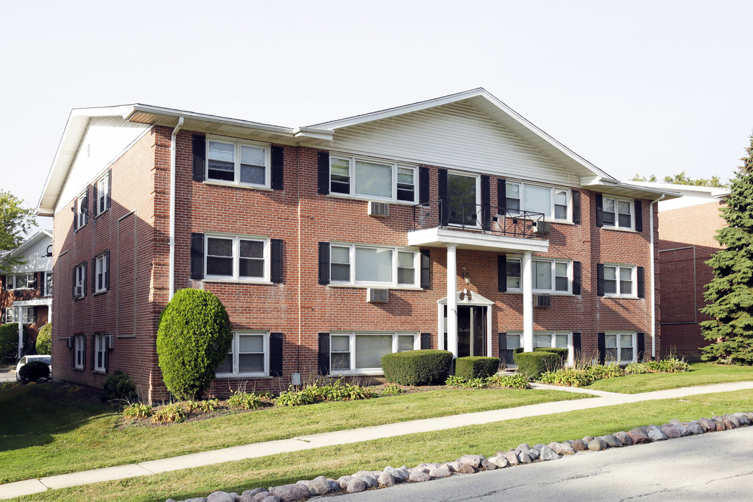 Colonial Court Apartments in Hickory Hills, IL - Building Photo