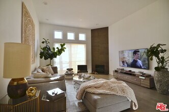 5703 Laurel Canyon Blvd in Los Angeles, CA - Building Photo - Building Photo