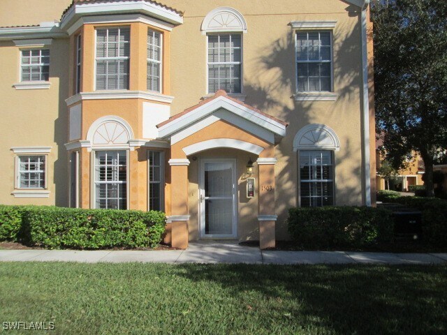 1825 Concordia Lake Cir in Cape Coral, FL - Building Photo