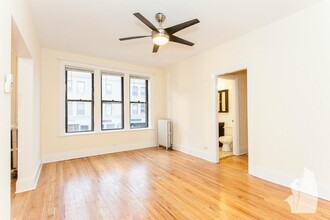 2704 N Sawyer Ave, Unit 212 in Chicago, IL - Foto de edificio - Building Photo