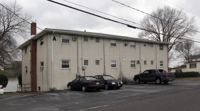 50 N Fellowship Ave in Maple Shade, NJ - Foto de edificio - Building Photo
