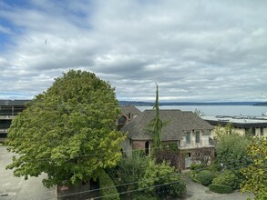 714 1st St S, Unit UnitC Rooftop Lake View in Kirkland, WA - Building Photo - Building Photo