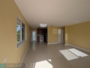 1571 NE 109th St in Miami, FL - Building Photo - Building Photo
