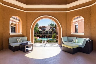 Madison Gateway in St. Petersburg, FL - Foto de edificio - Building Photo
