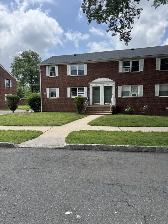 21B Carolyn Terrace in Roselle, NJ - Building Photo