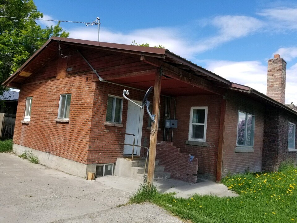 403 W Grand Ave in Arco, ID - Building Photo