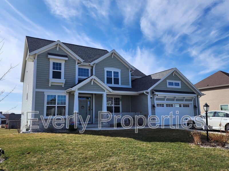 N47W22377 Woodleaf Way in Pewaukee, WI - Foto de edificio