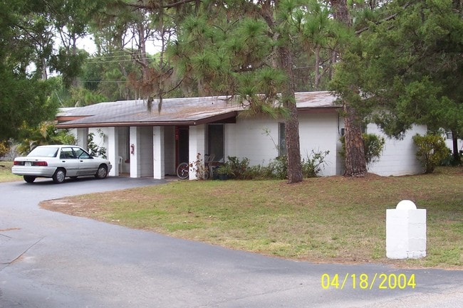 242 Cedar St in Englewood, FL - Foto de edificio - Building Photo