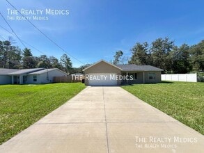 190 Fisher Way in Ocklawaha, FL - Building Photo - Building Photo