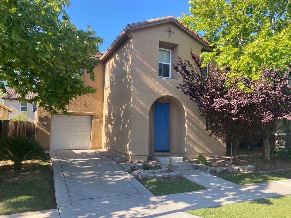 2634 Nicolson Cir in Woodland, CA - Foto de edificio