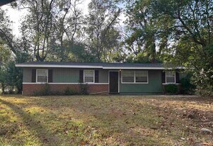 330 Meadowbrook Ln in Tallahassee, FL - Building Photo