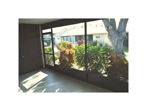 2616 Woodgate Ln, Unit 2616 Woodgate G in Sarasota, FL - Foto de edificio - Building Photo