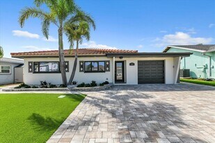 241 176th Terrace E in Redington Shores, FL - Building Photo