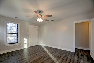 1707-B Main St in Kerrville, TX - Building Photo - Building Photo