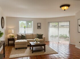 6860 SW 45th Ln in Miami, FL - Building Photo